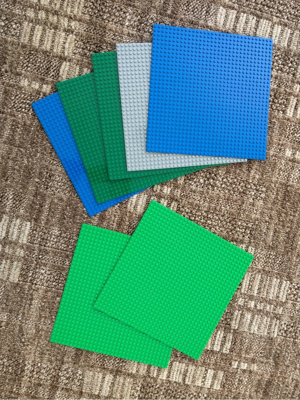 2 Lego baseplates in Green & 5 compatible baseplates gray, blue and green